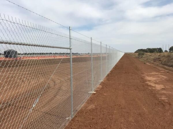Chainwire fencing mesh at 50 x 2.5 mm or 3.15 mm