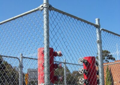 Chainwire wire and corner post with fittings