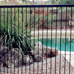 PALISADE FENCING W PALES - CURVED