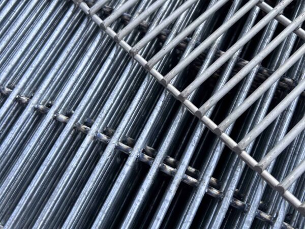 Comparison between Promax 358 Mesh Heavy Galvanised and Stainless Steel