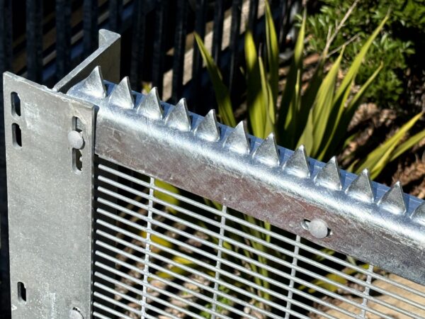Razorback rail topping meets up to promax 358 T post system